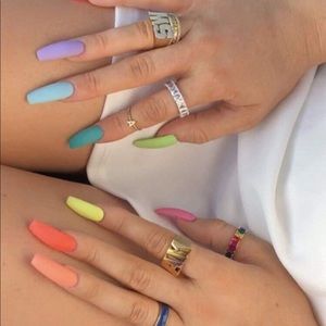 Meet your Posher, Claudia